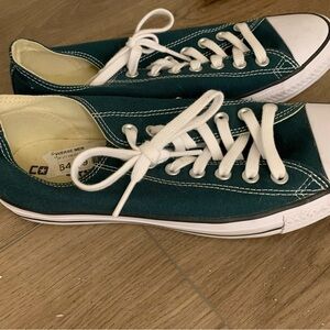 Converse Low Top Sneakers in dark emerald and White
